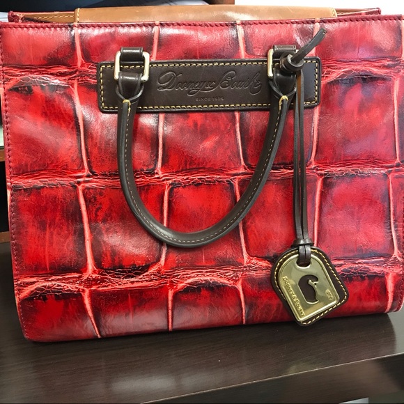 Dooney & Bourke Handbags - FIRM🌹🌹Red Dooney Purse